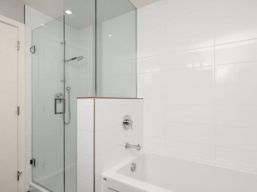 205-4000 Shelbourne St, Saanich, BC - Indoor Photo Showing Bathroom