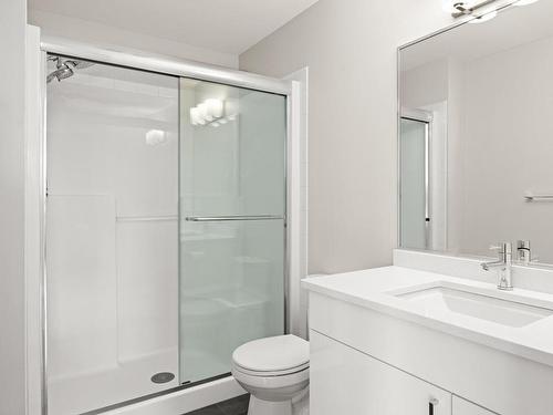 205-4000 Shelbourne St, Saanich, BC - Indoor Photo Showing Bathroom