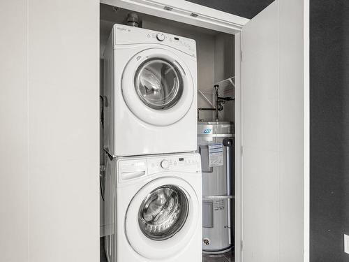 205-4000 Shelbourne St, Saanich, BC - Indoor Photo Showing Laundry Room