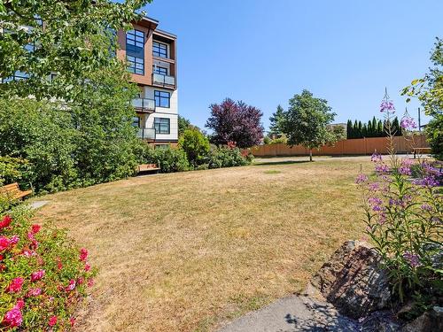 205-4000 Shelbourne St, Saanich, BC - Outdoor