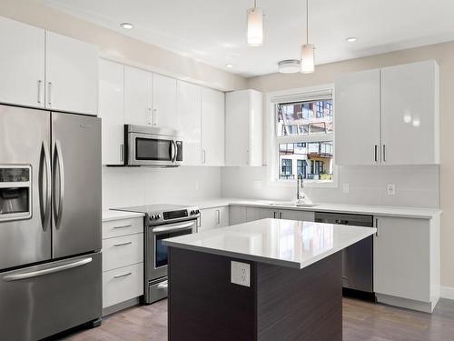 205-4000 Shelbourne St, Saanich, BC - Indoor Photo Showing Kitchen With Upgraded Kitchen