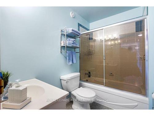 595133 Blind Line, Mono, ON - Indoor Photo Showing Bathroom