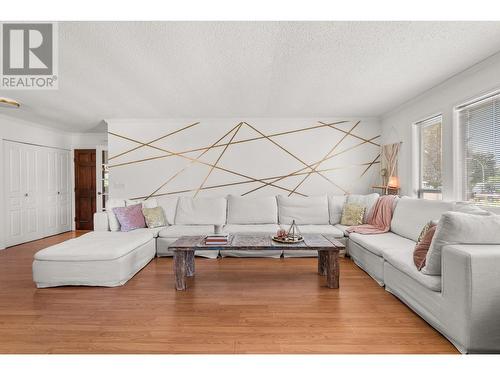 2677 Mappin Court, Kelowna, BC - Indoor Photo Showing Living Room