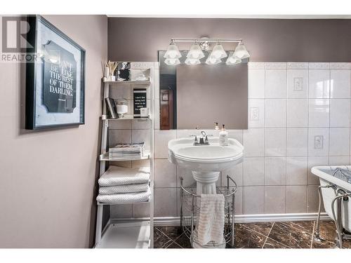 2677 Mappin Court, Kelowna, BC - Indoor Photo Showing Bathroom