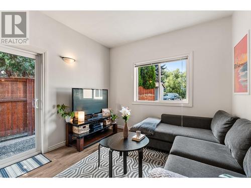 2677 Mappin Court, Kelowna, BC - Indoor Photo Showing Living Room