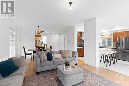 105 Dagenham Street, Ottawa, ON - Indoor Photo Showing Living Room