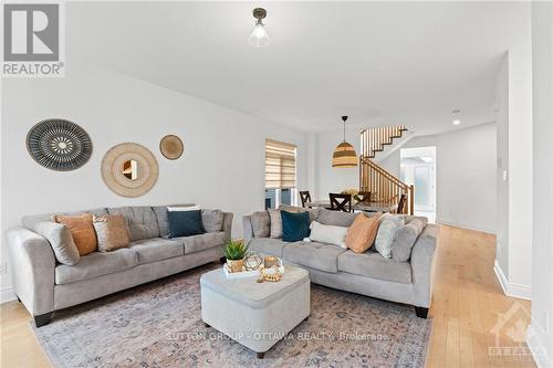 105 Dagenham Street, Ottawa, ON - Indoor Photo Showing Living Room