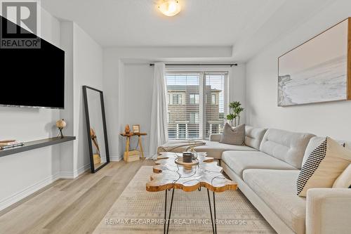 42 Radison Lane, Hamilton (Mcquesten), ON - Indoor Photo Showing Living Room