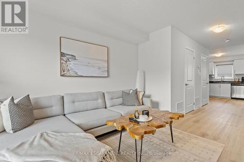 42 Radison Lane, Hamilton (Mcquesten), ON - Indoor Photo Showing Living Room