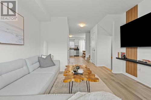 42 Radison Lane, Hamilton (Mcquesten), ON - Indoor Photo Showing Living Room