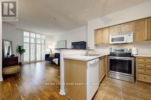 T09 - 16 Dallimore Circle, Toronto (Banbury-Don Mills), ON - Indoor Photo Showing Kitchen