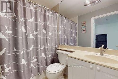 T09 - 16 Dallimore Circle, Toronto (Banbury-Don Mills), ON - Indoor Photo Showing Bathroom