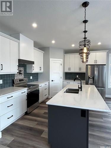 5218 E Green Crescent, Regina, SK - Indoor Photo Showing Kitchen With Double Sink With Upgraded Kitchen