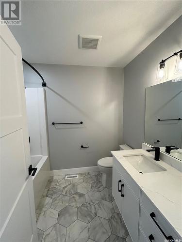 5218 E Green Crescent, Regina, SK - Indoor Photo Showing Bathroom