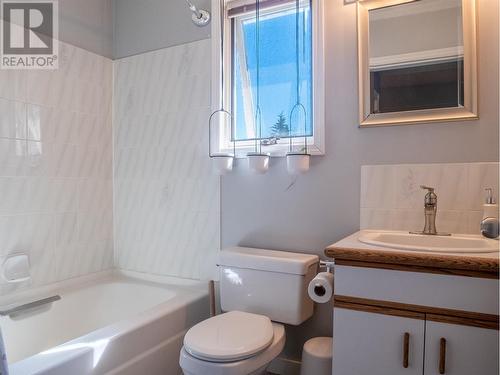 10720 Cottonwood Crescent, Dawson Creek, BC - Indoor Photo Showing Bathroom