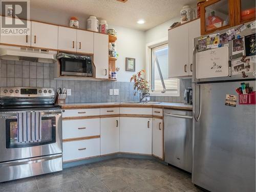 10720 Cottonwood Crescent, Dawson Creek, BC - Indoor Photo Showing Kitchen