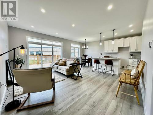 28 Summit Crescent, Belleville, ON - Indoor Photo Showing Living Room