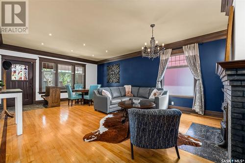 844 Algoma Avenue, Moose Jaw, SK - Indoor Photo Showing Living Room