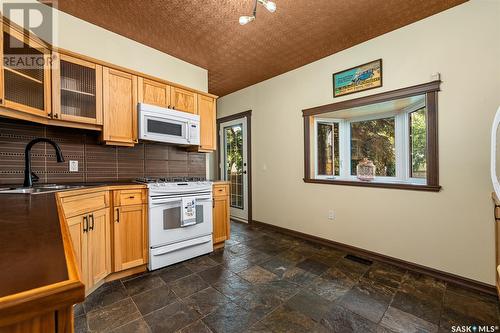 844 Algoma Avenue, Moose Jaw, SK - Indoor Photo Showing Kitchen