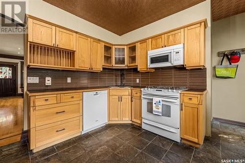 844 Algoma Avenue, Moose Jaw, SK - Indoor Photo Showing Kitchen