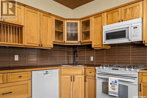 844 Algoma Avenue, Moose Jaw, SK - Indoor Photo Showing Kitchen