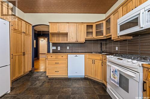 844 Algoma Avenue, Moose Jaw, SK - Indoor Photo Showing Kitchen