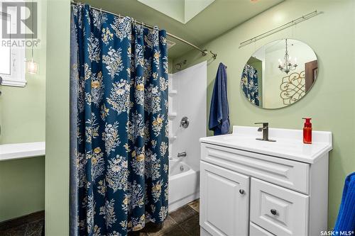 844 Algoma Avenue, Moose Jaw, SK - Indoor Photo Showing Bathroom