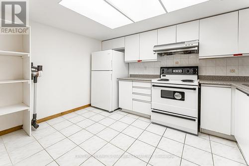 401 - 350 Alton Towers Circle, Toronto (Milliken), ON - Indoor Photo Showing Kitchen