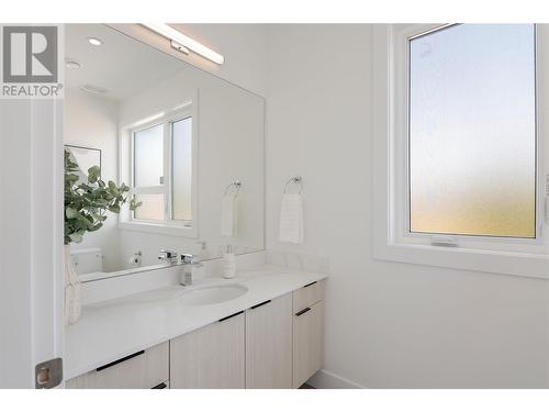 235 Taylor Road Unit# 1, Kelowna, BC - Indoor Photo Showing Bathroom