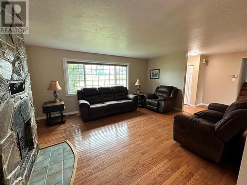 1905 93 Avenue, Dawson Creek, BC - Indoor Photo Showing Living Room