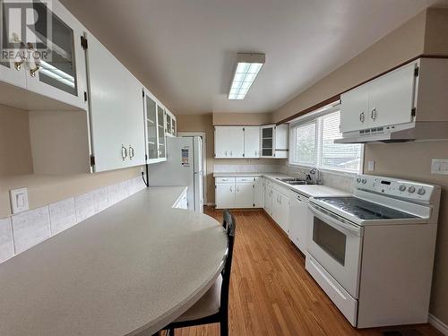 1905 93 Avenue, Dawson Creek, BC - Indoor Photo Showing Kitchen With Double Sink