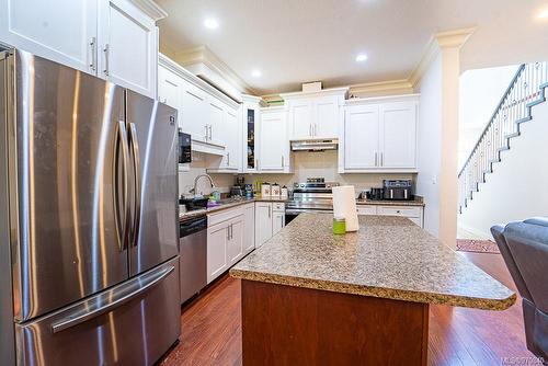 101-5186 Dunster Rd, Nanaimo, BC - Indoor Photo Showing Kitchen With Stainless Steel Kitchen