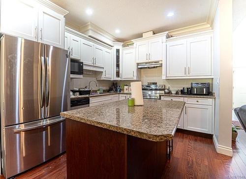 101-5186 Dunster Rd, Nanaimo, BC - Indoor Photo Showing Kitchen With Stainless Steel Kitchen