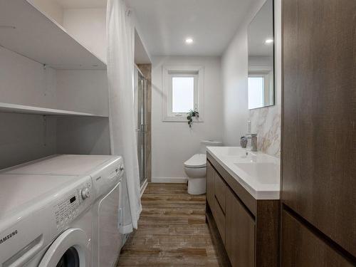 Salle de bains - 5844  - 5846 Av. Azilda, Montréal (Anjou), QC - Indoor Photo Showing Laundry Room