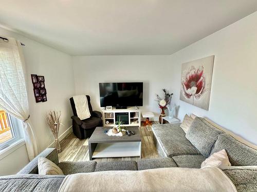 Living room - 144 Ch. Marcoux, Les Îles-De-La-Madeleine, QC - Indoor Photo Showing Living Room