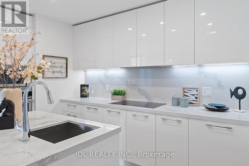 609 - 1 Gloucester Street, Toronto (Church-Yonge Corridor), ON - Indoor Photo Showing Kitchen With Upgraded Kitchen