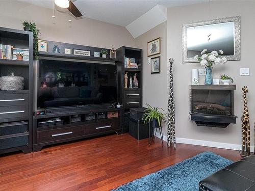 320-555 Franklyn St, Nanaimo, BC - Indoor Photo Showing Living Room