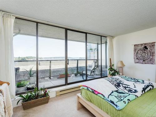 219-9805 Second St, Sidney, BC - Indoor Photo Showing Bedroom