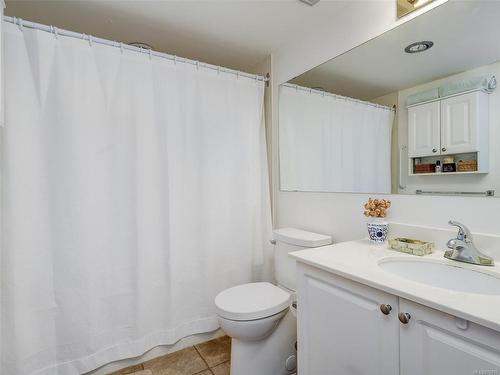 219-9805 Second St, Sidney, BC - Indoor Photo Showing Bathroom