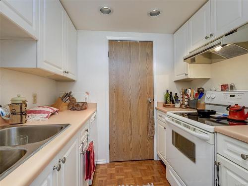 219-9805 Second St, Sidney, BC - Indoor Photo Showing Kitchen With Double Sink