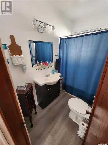 1510 Third Street, Estevan, SK - Indoor Photo Showing Bathroom