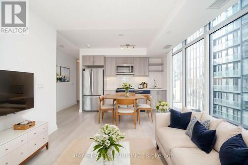 902 - 50 Wellesley Street E, Toronto (Church-Yonge Corridor), ON - Indoor Photo Showing Living Room