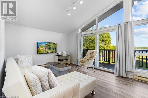 373 Eagle Road, Tobermory, ON - Indoor Photo Showing Living Room