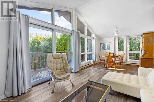 373 Eagle Road, Tobermory, ON - Indoor Photo Showing Living Room