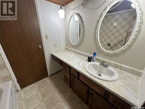 36 228 3Rd Street, Weyburn, SK - Indoor Photo Showing Bathroom