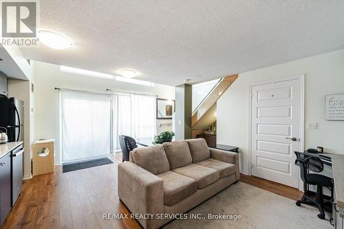 217 - 215 Queen Street E, Brampton (Queen Street Corridor), ON - Indoor Photo Showing Living Room