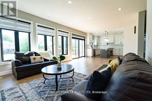 20 Poole Crescent, Middlesex Centre (Komoka), ON - Indoor Photo Showing Living Room