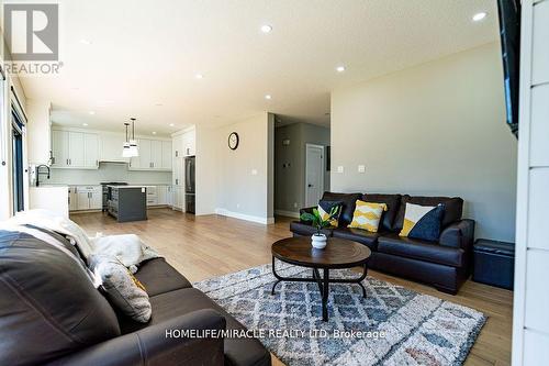 20 Poole Crescent, Middlesex Centre (Komoka), ON - Indoor Photo Showing Living Room