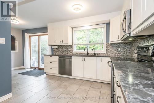 236 Ironwood Road, Guelph (Hanlon Creek), ON - Indoor Photo Showing Kitchen With Stainless Steel Kitchen With Upgraded Kitchen