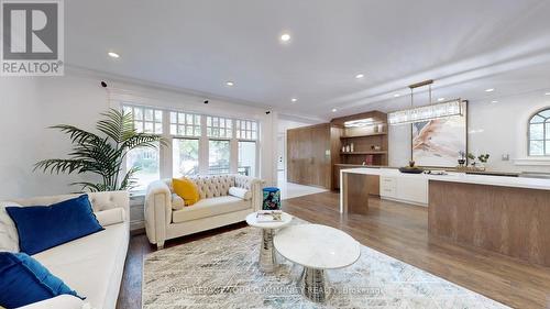 60 Hillview Drive, Newmarket (Bristol-London), ON - Indoor Photo Showing Living Room